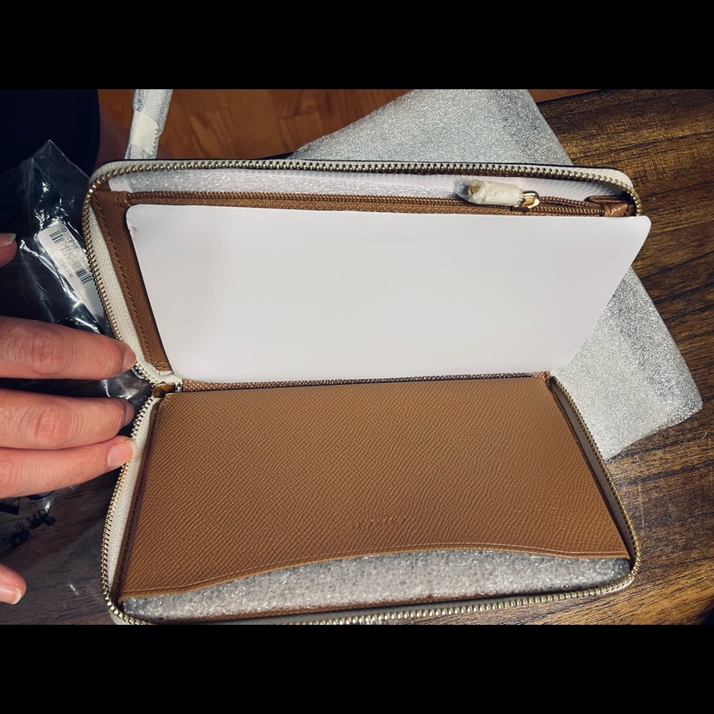 Coach (Brand New- perfect condition) full wallet with wristlet - Picture 4 of 6